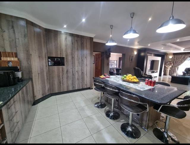 4 BEDROOM HOUSE FOR SALE IN FLORENTIA